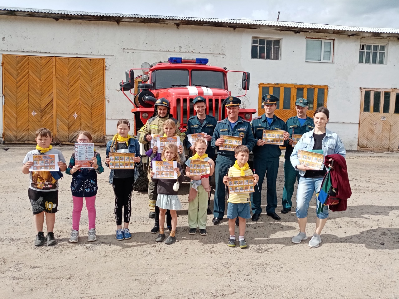 Областная акция "Курьеры безопасности".